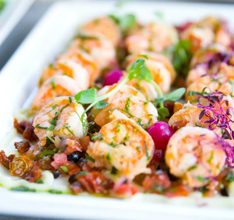 Cateringfat med räkor och grönsaker